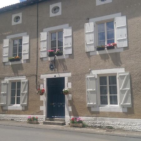 Bed and Breakfast Vingt Grand Rue à Champagne-Mouton Extérieur photo