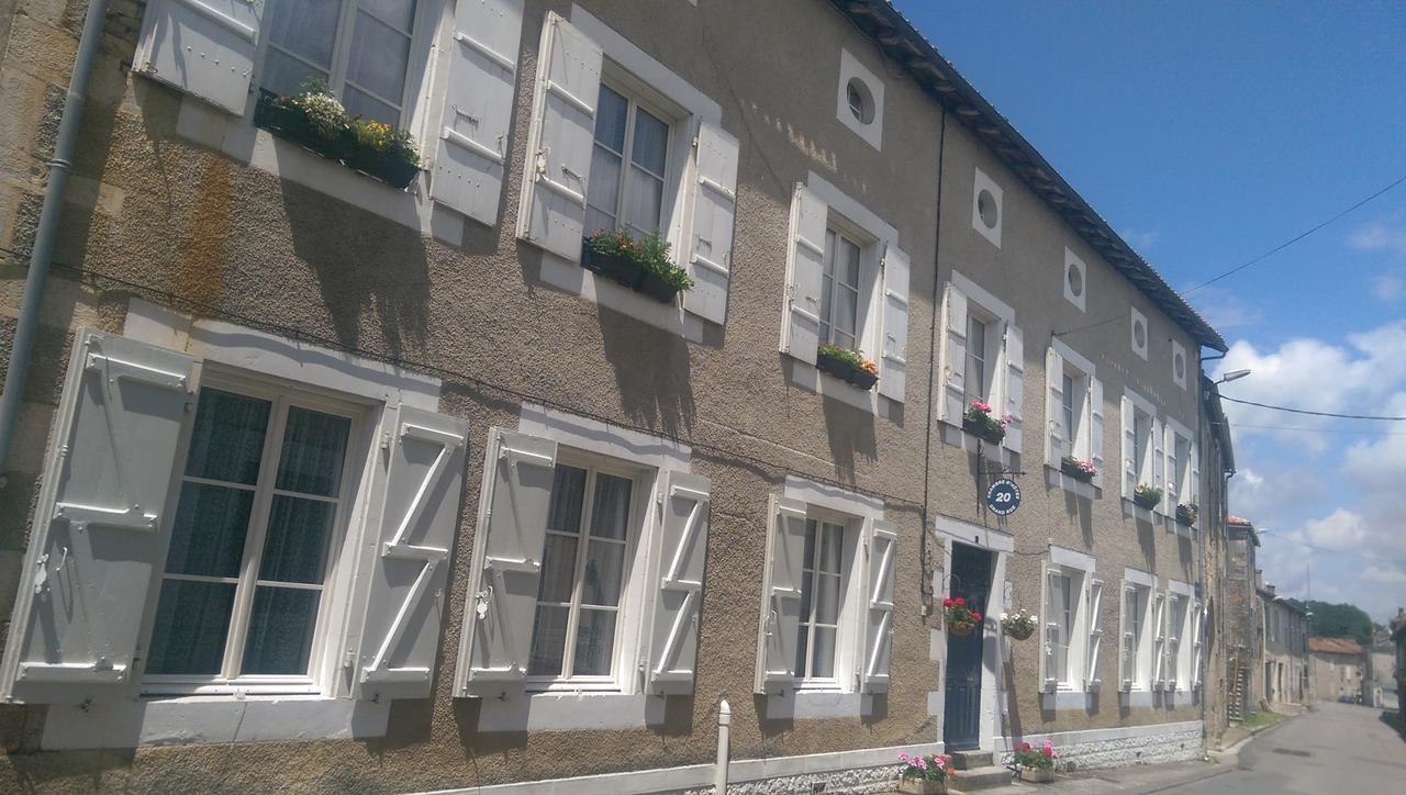 Bed and Breakfast Vingt Grand Rue à Champagne-Mouton Extérieur photo