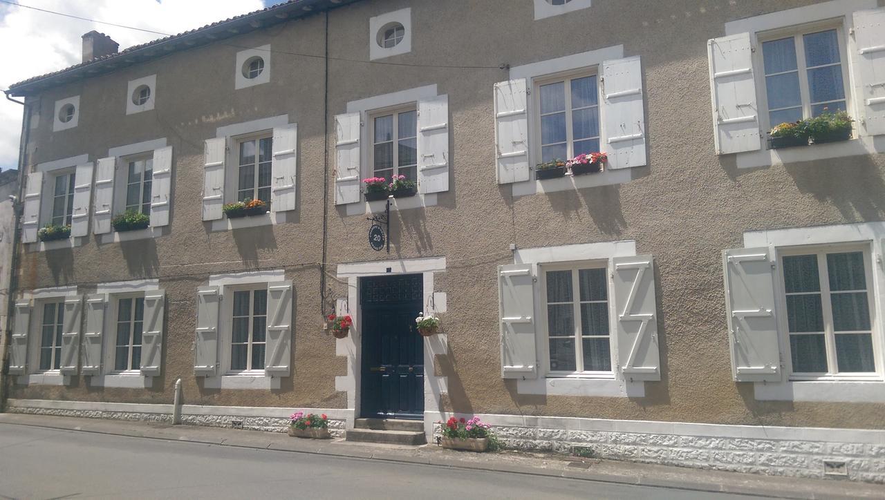 Bed and Breakfast Vingt Grand Rue à Champagne-Mouton Extérieur photo